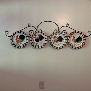 Beautiful plates with wrought iron holder. 4 Different coloured rooster plates